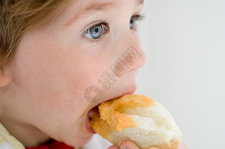 在吃面包的孩子图片