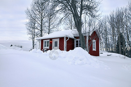 雪地里的红色小屋图片