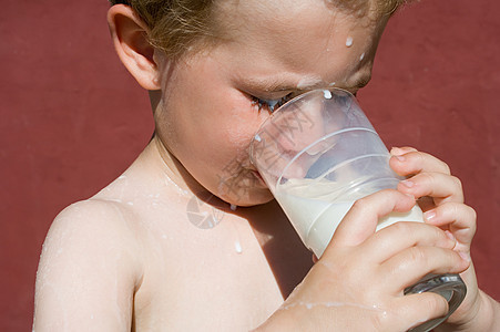喝牛奶的男孩图片