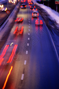 在高速公路上快速行驶的汽车图片