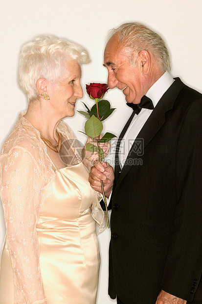 闻玫瑰的老夫妇图片