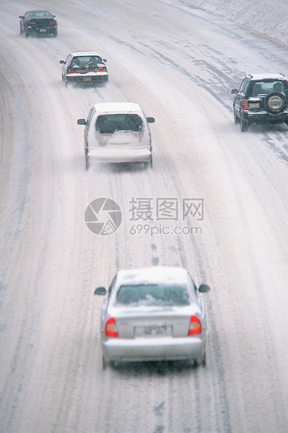 在积雪的高速公路上行驶的汽车图片