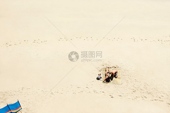 在白色沙滩上晒日光浴的夫妇图片