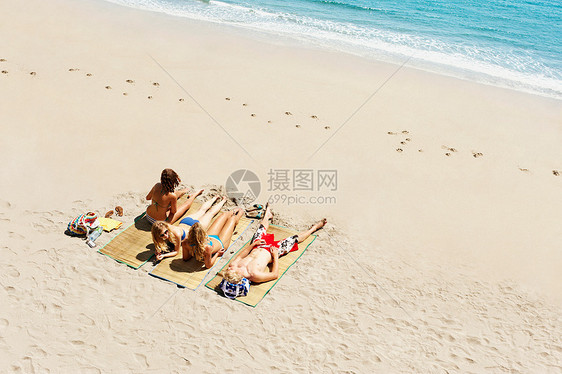 在海滩上晒日光浴的一群人图片