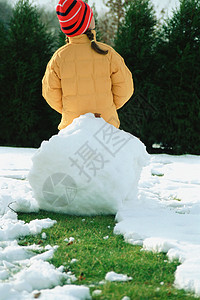 坐在大雪球上的女孩图片