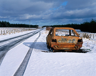 雪中的废弃汽车图片
