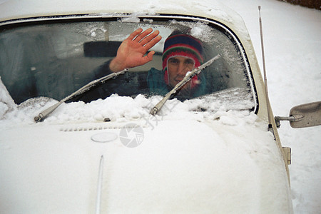 困在雪地里的汽车图片