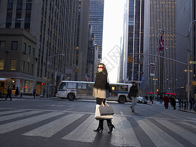 穿过纽约街的女人图片