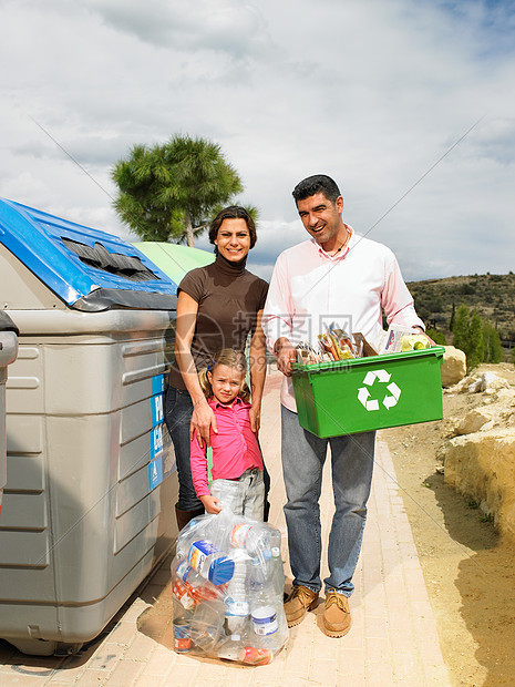 回收垃圾的一家人图片