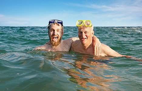 两个人在海里游泳图片