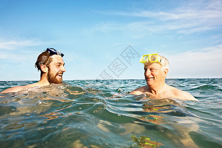 两个人在海里游泳的照片图片
