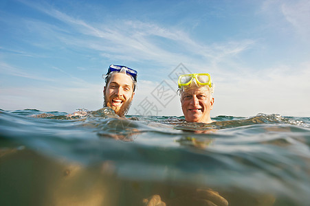 两个人在海里游泳的照片图片