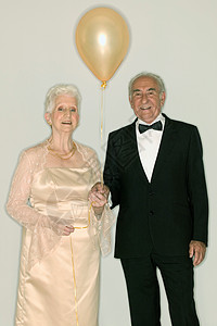 一串气球拿着气球的老年夫妇背景