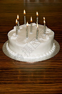 餐桌上的生日蛋糕图片