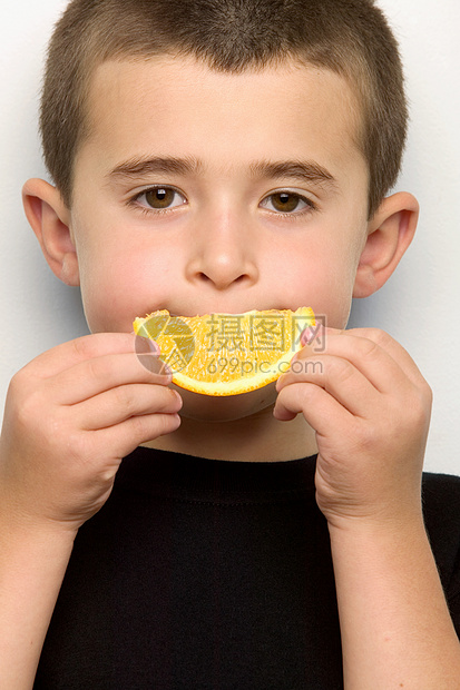 拿着橘子片的男孩