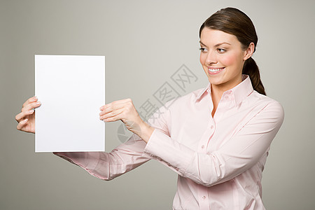 一张100美金拿着一张纸的女人背景