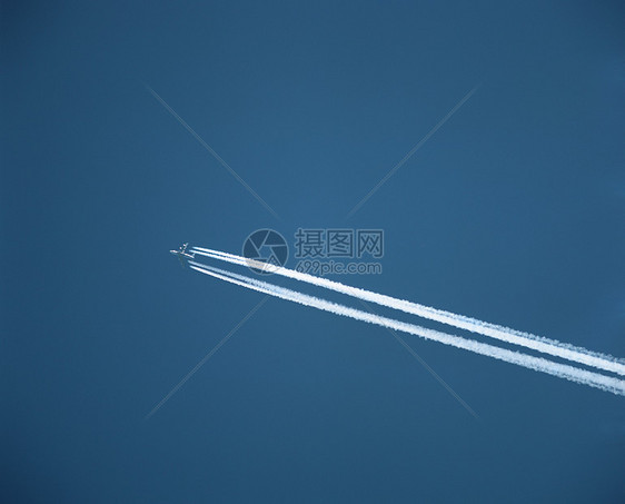 有蒸气痕迹的飞机图片