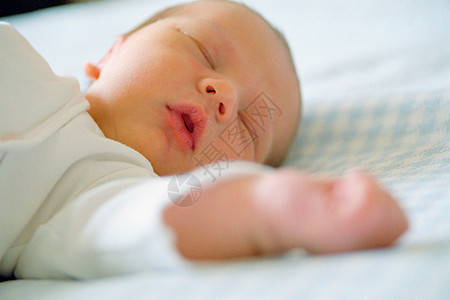 睡着的新生儿图片