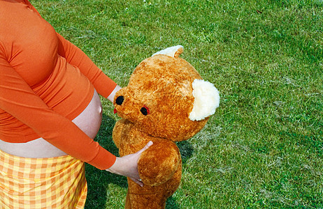 抱着泰迪熊的孕妇图片