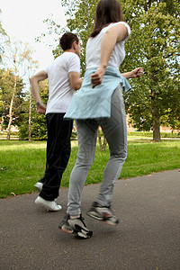 一对夫妇在公园里慢跑图片