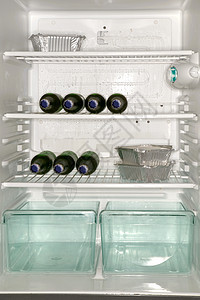 冰箱里的快餐和啤酒瓶图片