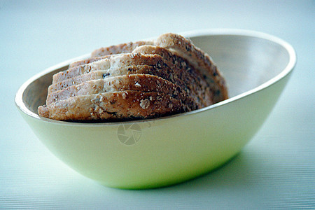 碗里的棕色面包图片