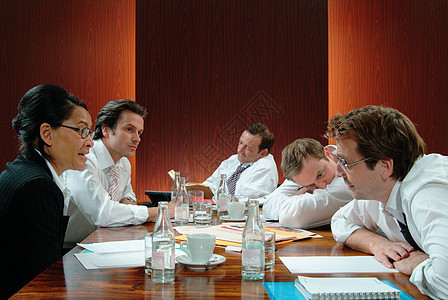 在会议室里开会的商人图片