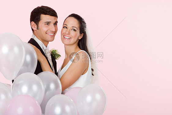 拿着一堆气球的新娘和新郎图片