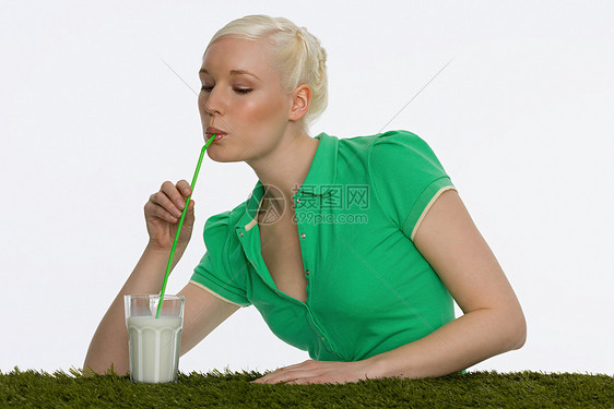 喝牛奶的年轻女子图片
