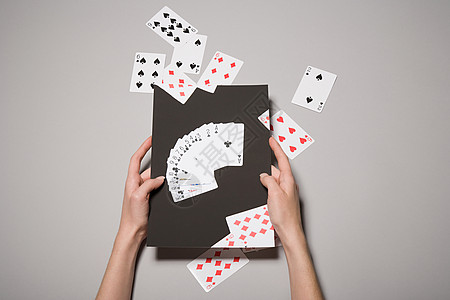 扑克牌游戏拿着卡片的女人背景