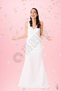 站在飘落的彩纸下的新娘背景图片