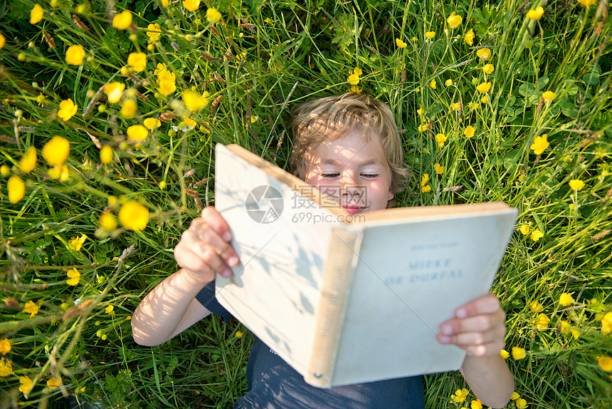 ‘~躺在草地上看书的男孩  ~’ 的图片