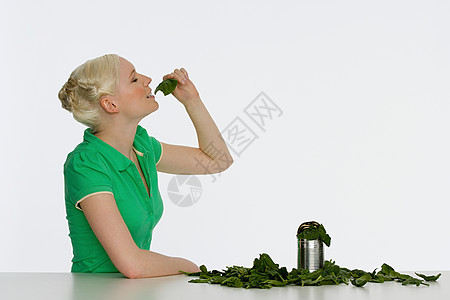 吃菠菜的年轻女子图片