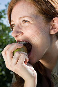 吃苹果的年轻女人图片