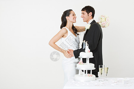 拿着结婚蛋糕的新娘和新郎图片