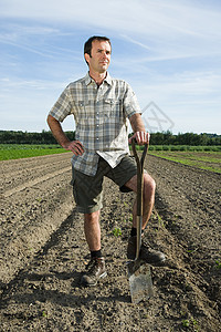 站在田地上的农民图片