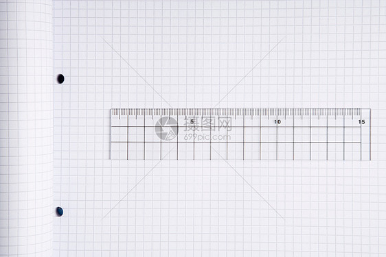 一把尺子和一本笔记本图片