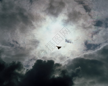 对抗暴风雨天空的战斗机背景图片
