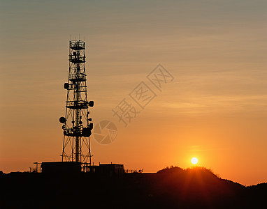 日落时的通信塔图片