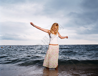 站在海边的年轻女子图片
