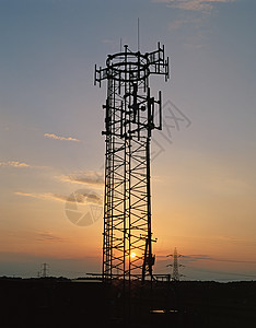 日落时的手机天线杆图片