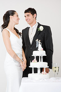 看着结婚蛋糕的新娘新郎图片