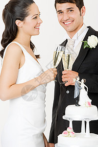 用香槟敬酒的新郎新娘图片