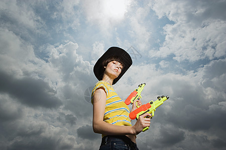 玩玩具枪的女人图片