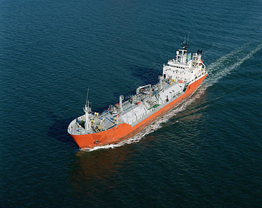 大海中航行的货船背景图片