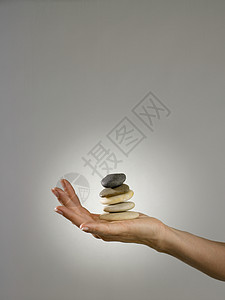 抱着一堆石头的女人图片素材