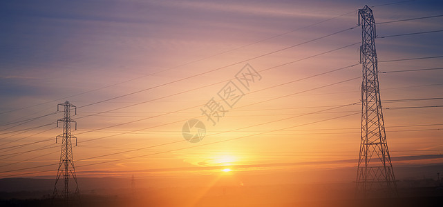 日出时的电塔图片