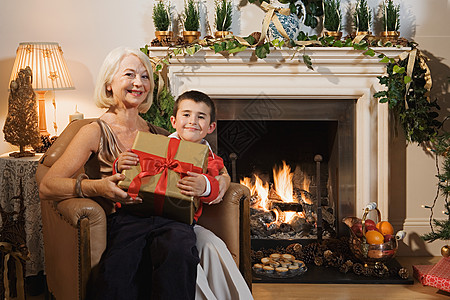 圣诞节的祖母和孙子图片