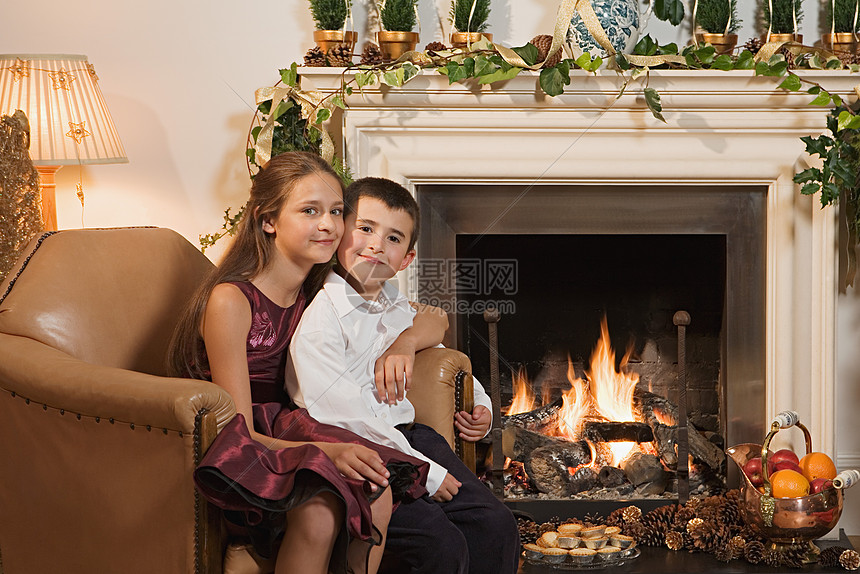 在壁炉旁过圣诞节的孩子们图片