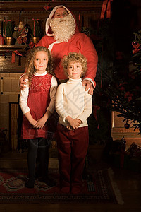 带着两个孩子的圣诞老人图片